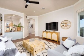 Televisión y oficina 