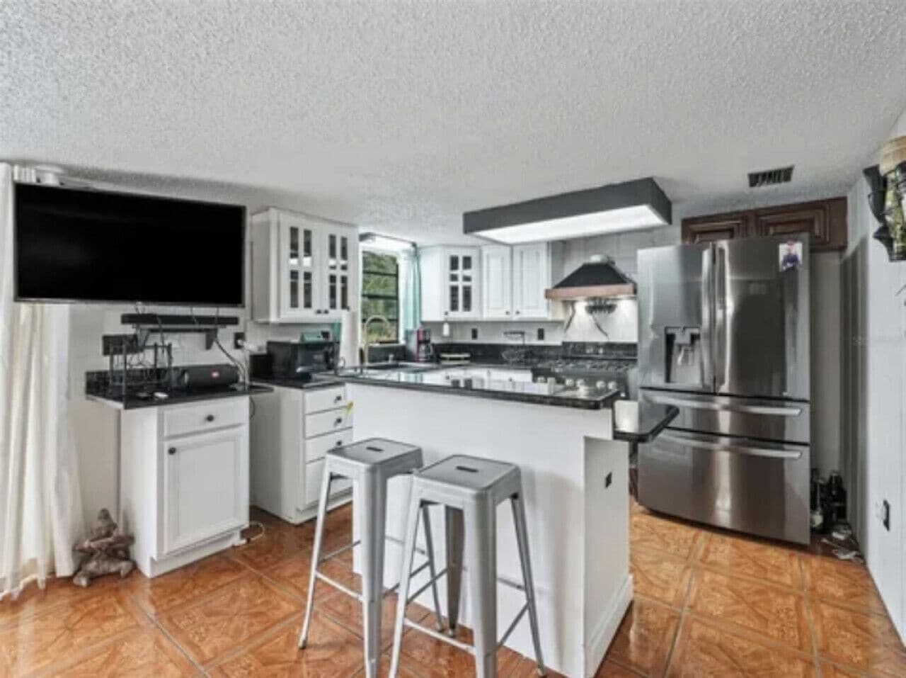 Jääkaappi, mikroaaltouuni, uuni, liesi