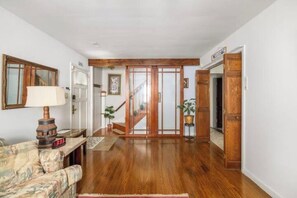 Interior - Cozy Cape Cod Close to Downtown Easy Parking (Richmond)