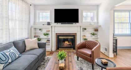 Peaceful 2 BR Unit with Large Fenced Backyard-Family & Pet Friendly