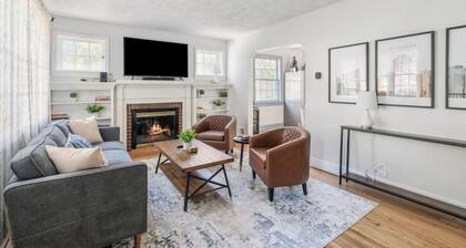 Peaceful 2 BR Unit with Large Fenced Backyard-Family & Pet Friendly