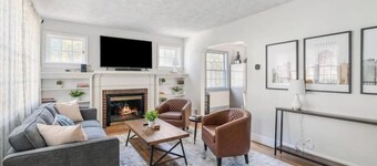 Peaceful 2 BR Unit with Large Fenced Backyard-Family & Pet Friendly