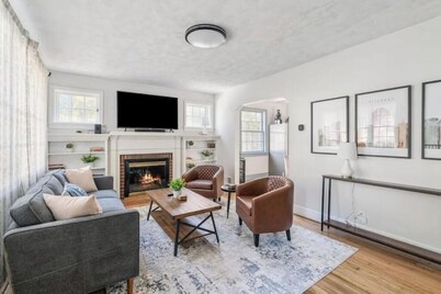 Peaceful 2 BR Unit with Large Fenced Backyard-Family & Pet Friendly