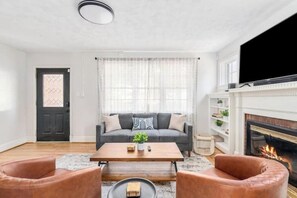 TV connectée, livres, écrans d'ordinateur