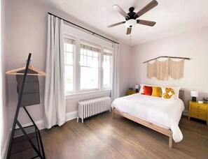 1 slaapkamer, een bureau, een strijkplank/strijkijzer, reisbedje