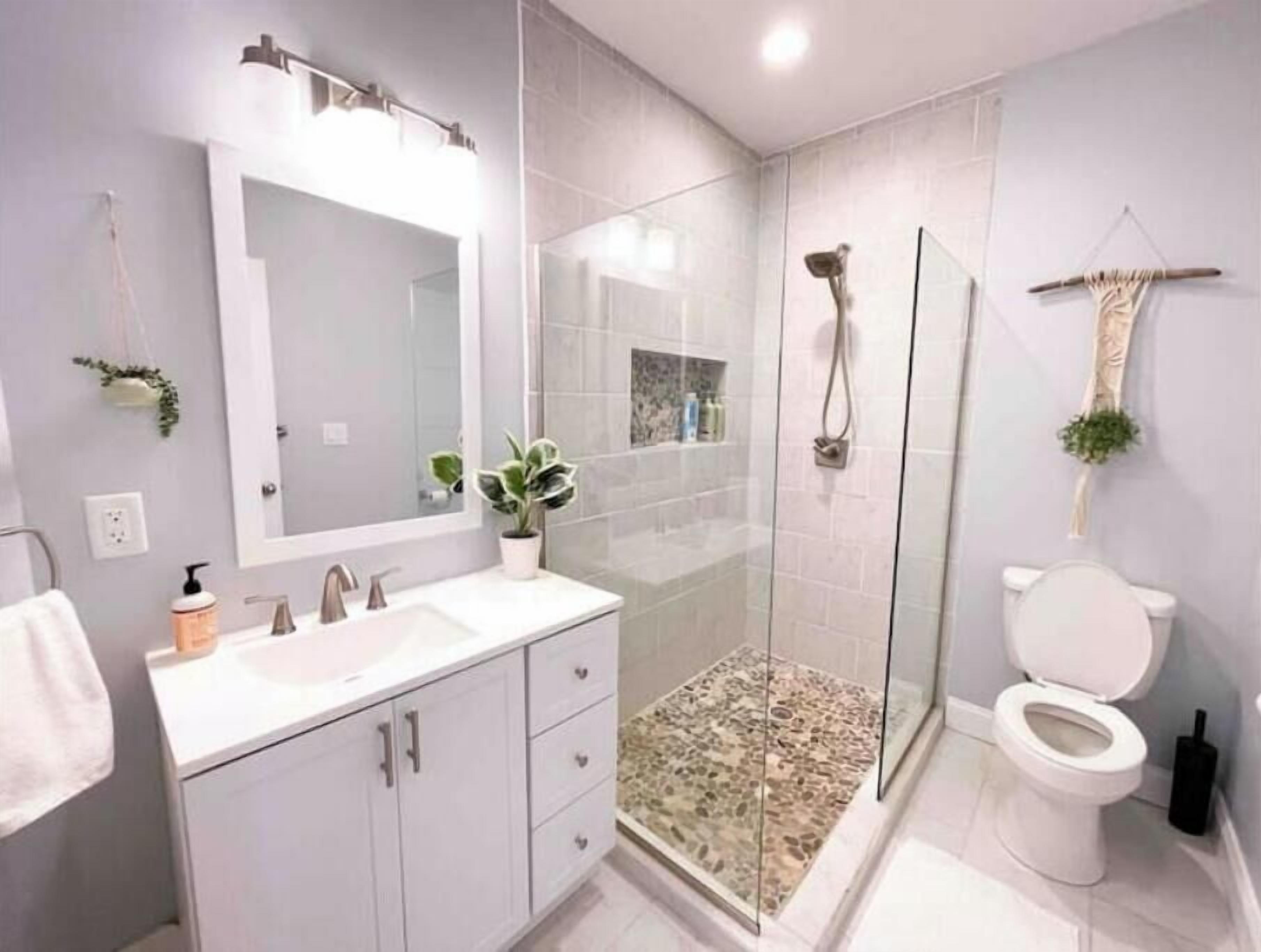Secador de cabelo, toalhas de banho, sabonete, papel higiênico