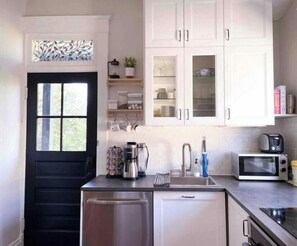 Kühlschrank, Mikrowelle, Ofen, Herdplatte