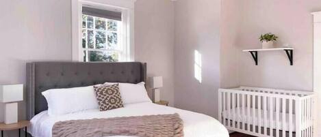 2 slaapkamers, een bureau, een strijkplank/strijkijzer, reisbedje