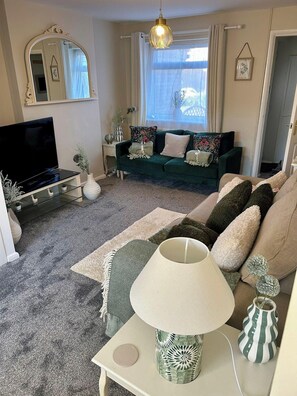 House | Living area | TV - Peak District - 2 Beds - Sleeps 4 - Pet Friendly (Chesterfield)