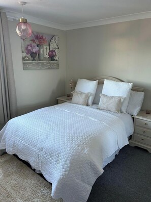 Casa | 2 quartos, Wi-Fi de cortesia, roupa de cama
