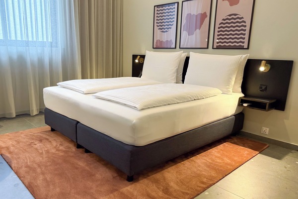 Premium bedding, in-room safe, blackout drapes, soundproofing