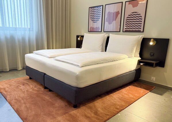 Kaliteli yatak takımı, odada kasa, güneşlik/perde, ses yalıtımı 