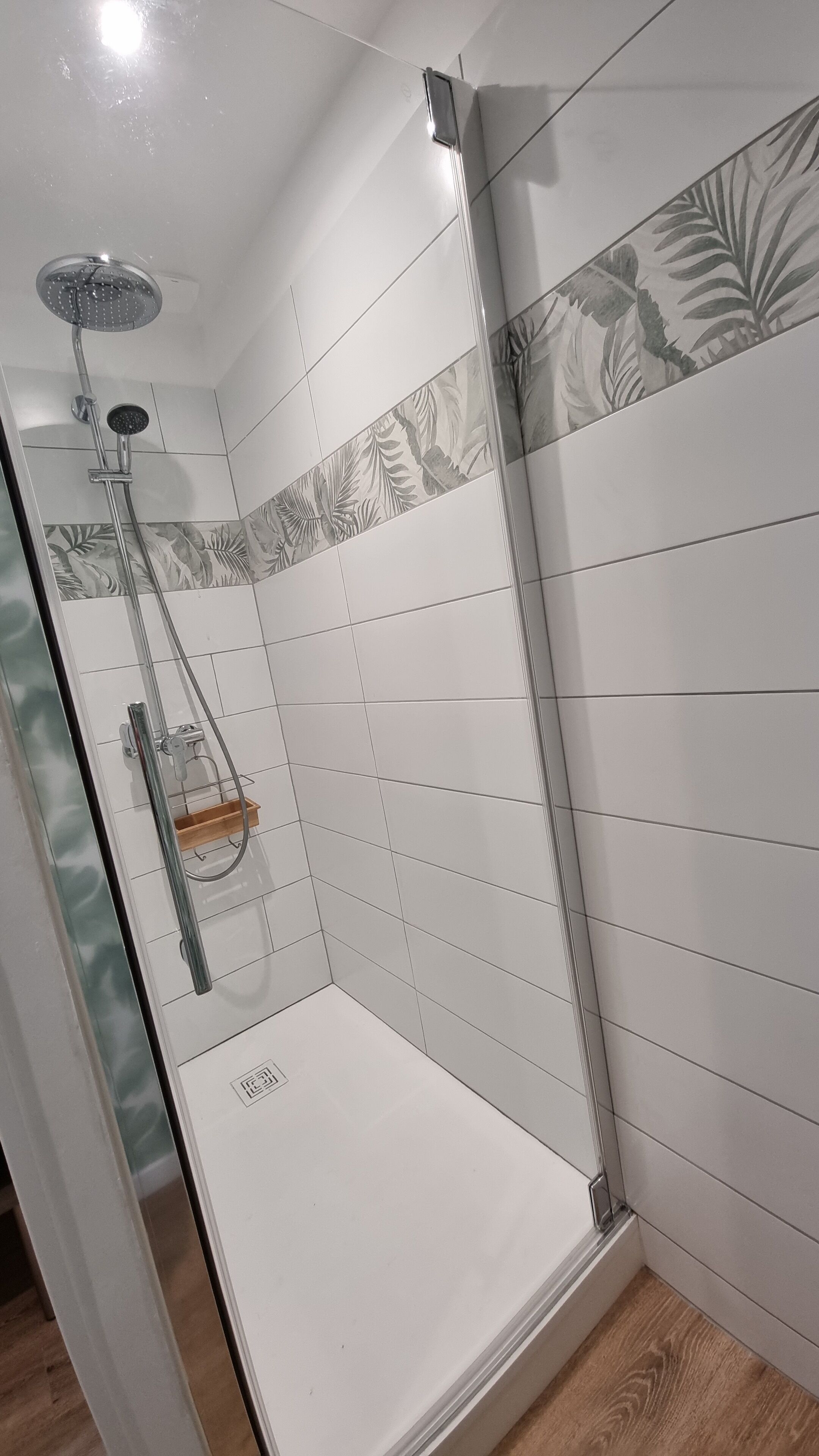 Douche, sèche-cheveux, serviettes fournies, savon