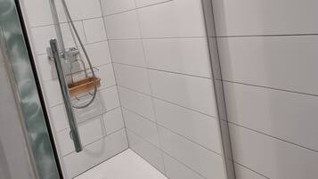 Douche, sĂšche-cheveux, serviettes fournies, savon