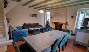 Dining - Gîte du Ruban Vert with private swimming pool (Aigondigné)