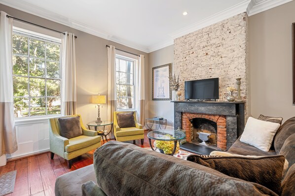 Smart TV - No Car Needed+King Bed+Balcony - Abercorn and York (Savannah)