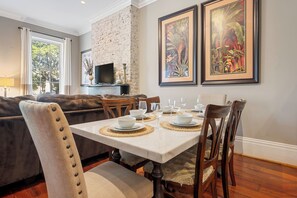 Dining - No Car Needed+King Bed+Balcony - Abercorn and York (Savannah)