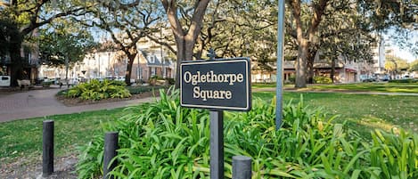 Skilt for Oglethorpe Square, angiver enkeltsporet kørsel.