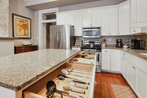 Fridge, microwave, oven, stovetop - No Car Needed+King Bed+Balcony - Abercorn and York (Savannah)