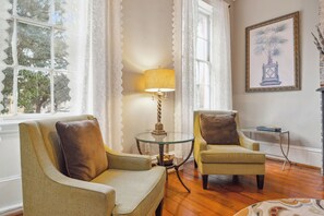 Interior - No Car Needed+King Bed+Balcony - Abercorn and York (Savannah)