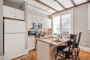 Fridge, microwave, oven, stovetop - King Bed+2 Baths Near River/Shopping Walk Savannah (Savannah)