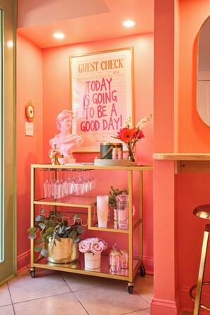 Interior - Walk to River Street, Bars, Shopping, and Sleeps 8 (Savannah)