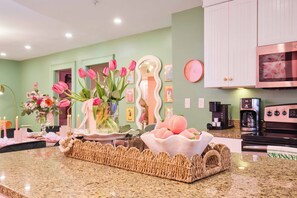 Fridge, microwave, oven, stovetop - Walk to River Street, Bars, Shopping, and Sleeps 8 (Savannah)