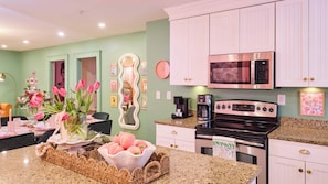 Fridge, microwave, oven, stovetop - Walk to River Street, Bars, Shopping, and Sleeps 8 (Savannah)