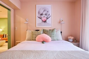 4 bedrooms, iron/ironing board, WiFi, bed sheets - Walk to River Street, Bars, Shopping, and Sleeps 8 (Savannah)