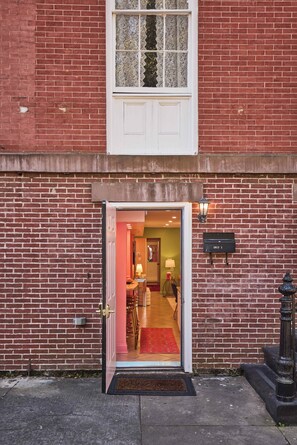 Exterior detail - Walk to River Street, Bars, Shopping, and Sleeps 8 (Savannah)