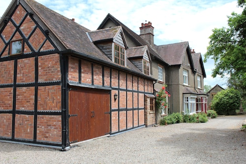 Spacious 9-bedroom house in delightful Whitbourne with great outside space.