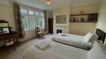 9 chambres, fer et planche à repasser, Wi-Fi, draps fournis