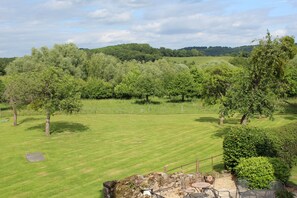 Outdoor dining - Spacious 9-bedroom house in delightful Whitbourne with great outside space. (Whitbourne)