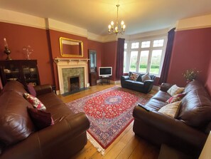 Smart TV, fireplace - Spacious 9-bedroom house in delightful Whitbourne with great outside space. (Whitbourne)