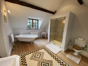 Douche, serviettes fournies, savon
