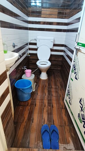 Deluxe-værelse til 3 personer | Badeværelse | Bruser, hjemmesko, håndklæder, Sæbe