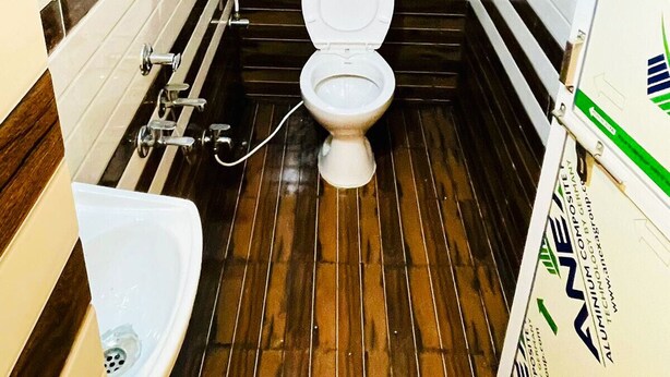 Un baño pequeño con inodoro blanco, un bidé y piso de madera.