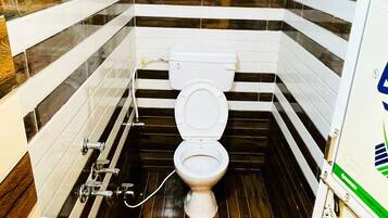 Habitación estándar con 1 cama doble o 2 individuales | Baño | Ducha, zapatillas, toallas y jabón