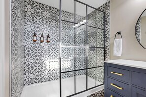 Shower, hair dryer, towels, soap - Spacious Getaway for 22 w/ Pool, Hot Tub & Huge Game Room – Perfect for Groups! (Logan)