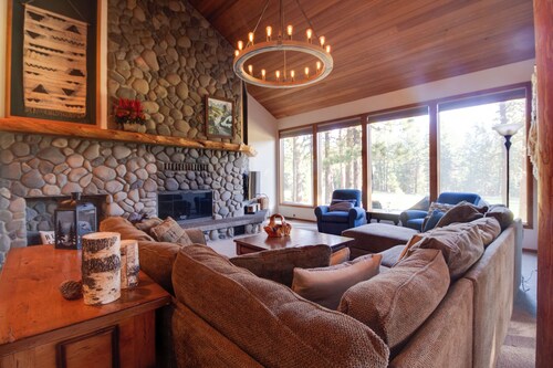 Glaze Meadow Fairway Home | Sleeps 10 + Hot Tub