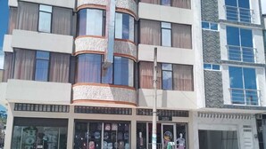 A hotel with a modern design, featuring a curved facade and large windows. - Hotel Paraiso Real (Cumbal)
