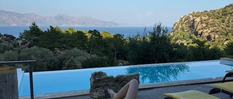 Vila, piscina particular, vista para o mar | Terraço/pátio