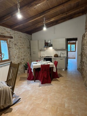 公寓客房, 夏威夷式陽台, 花園景觀 | 起居區 | 32-吋平面電視、數位頻道、印表機