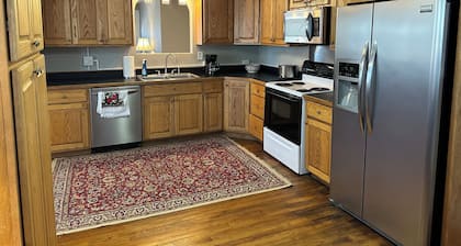 Charming 2-bedroom home, 1 mile from town, with a beautiful view.