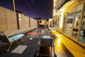 Outdoor pool - El Amo Lakeview villa (Entebbe)