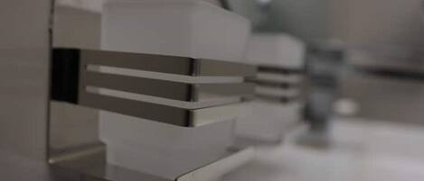 Dusch, miljövänliga toalettartiklar, hårtork och bidé