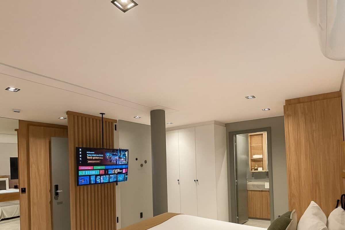 Ameublement personnalisé, bureau, Wi-Fi gratuit, draps fournis