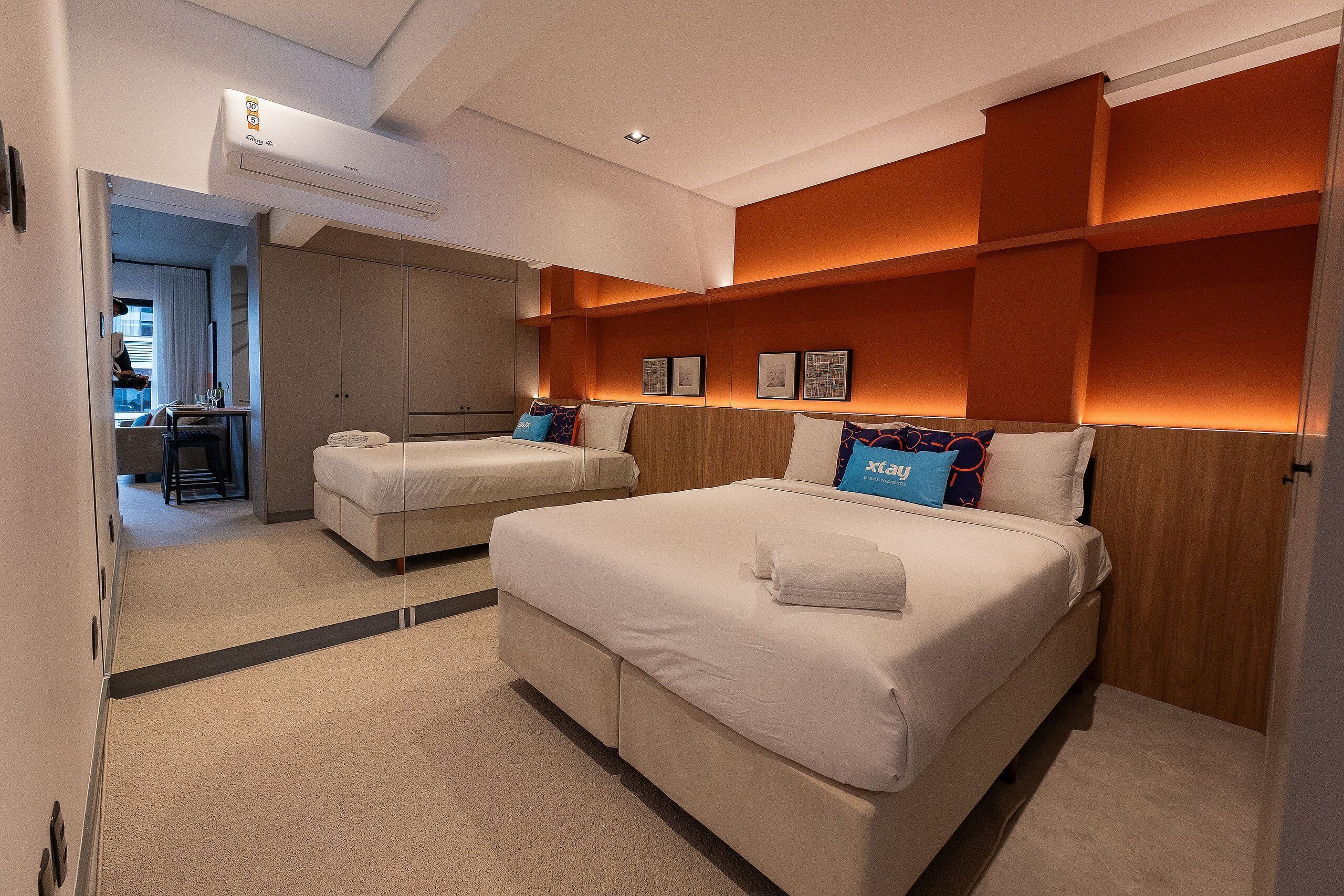 Muebles diferentes, escritorio, wifi gratis y ropa de cama 