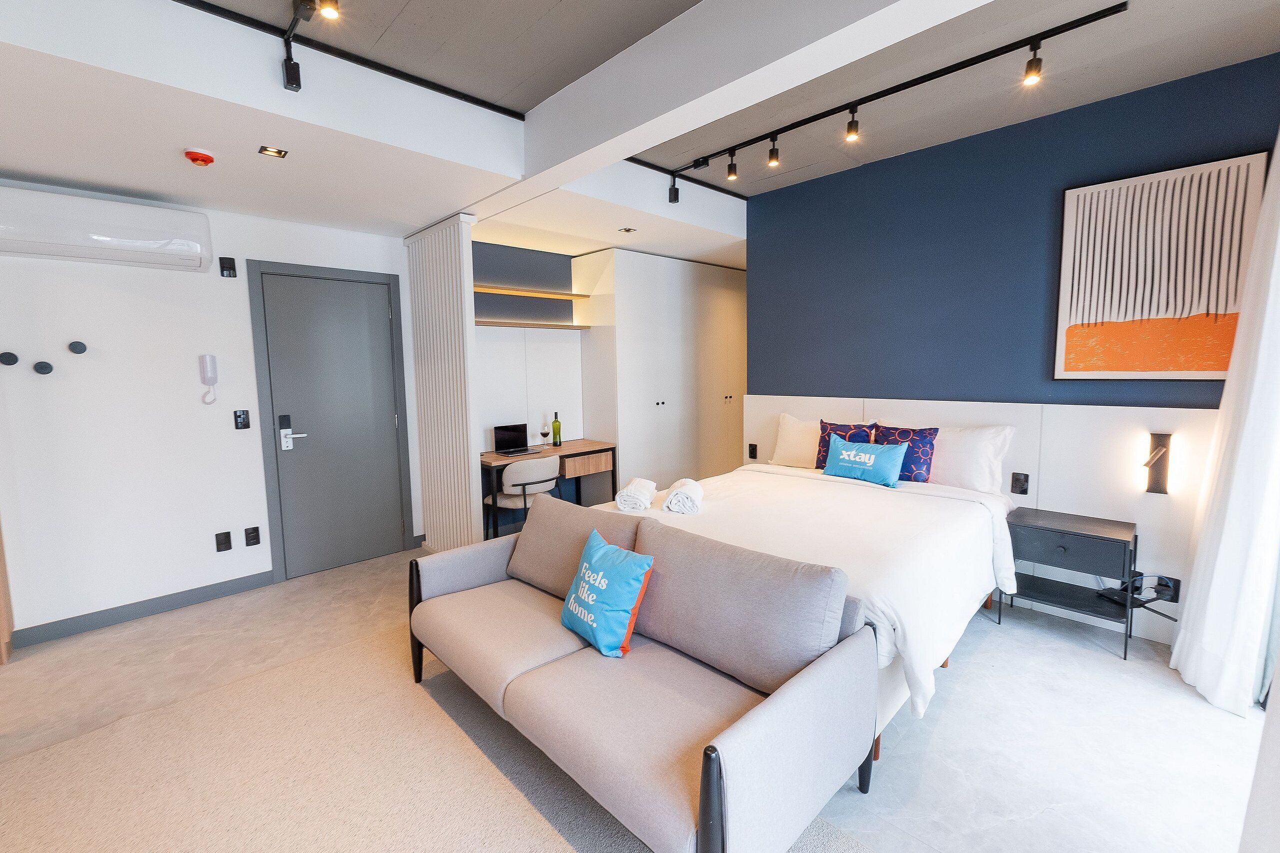 Muebles diferentes, escritorio, wifi gratis y ropa de cama 