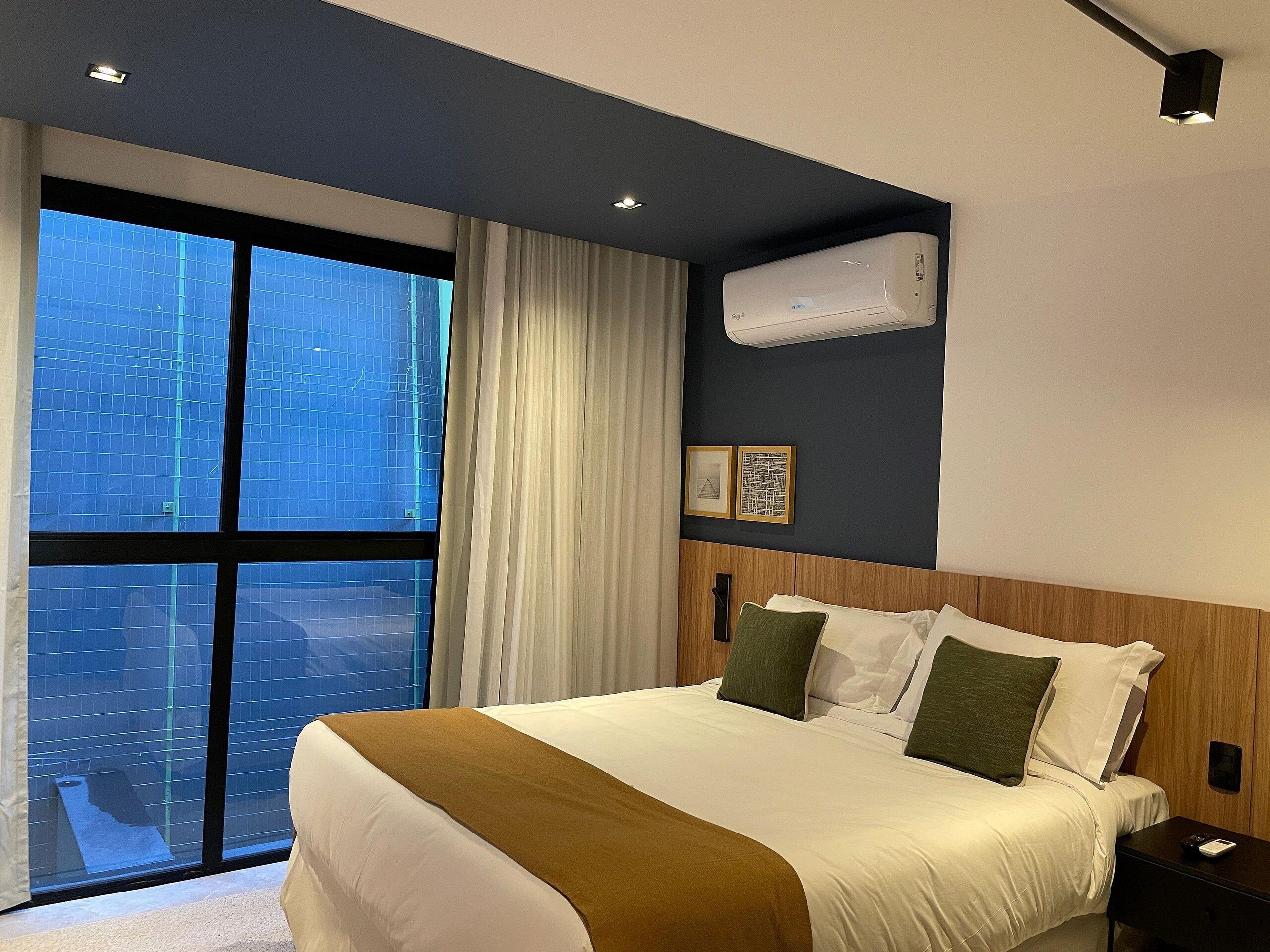 Muebles diferentes, escritorio, wifi gratis y ropa de cama 